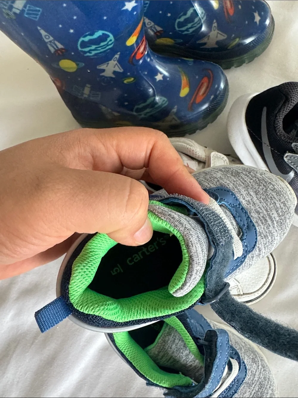 Bundle 4 pairs toddler boy sneakers Velcro straps / boots Nike,carters, size 5T